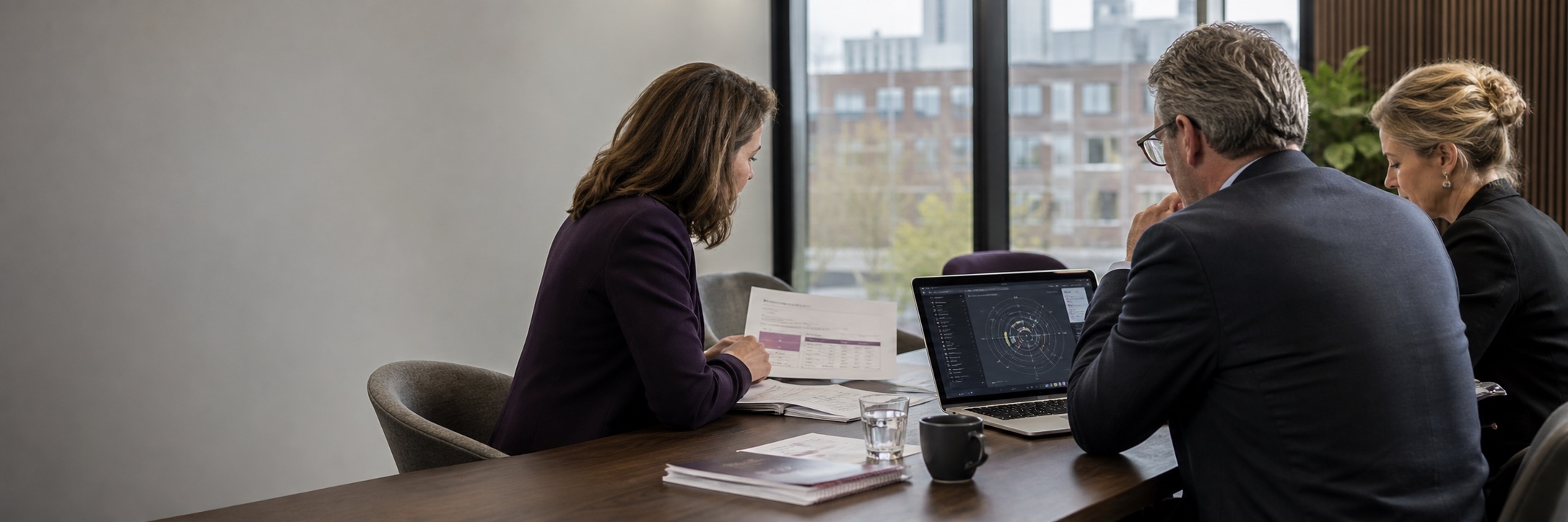 Professionals bespreken een aanbesteding en cybersecurityrisico's