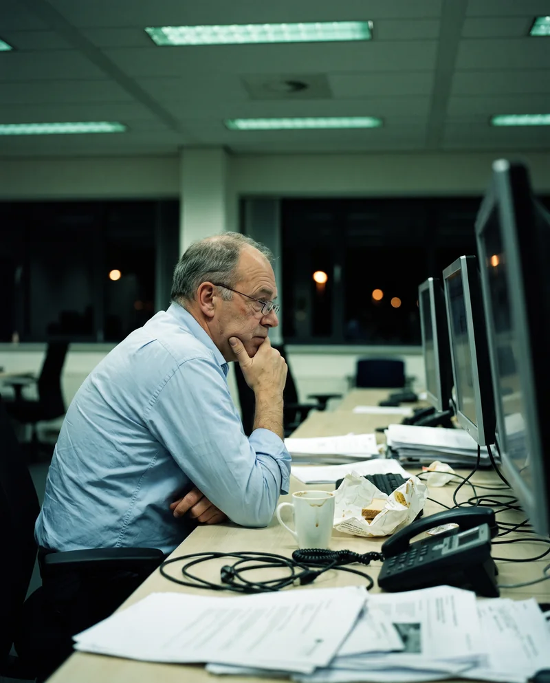 Een analist aan het werk in een kantoor in de avond